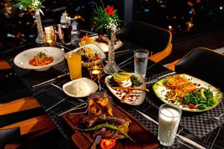 Descubriendo la Torre Camlica con traslado al hotel y experiencia de almuerzo o cena (sin colas)